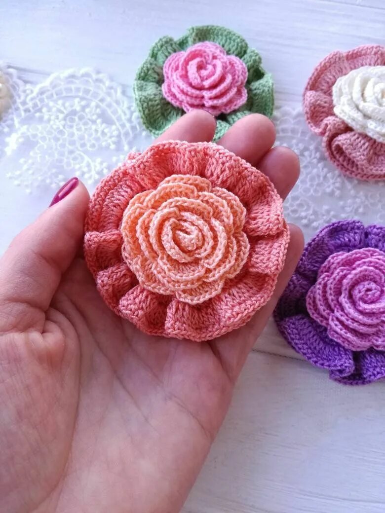 Объемные цветы крючком. Вязаные цветы крючком. Цветы связанные крючком. Цветы связанные крючком. Связать розу крючком.