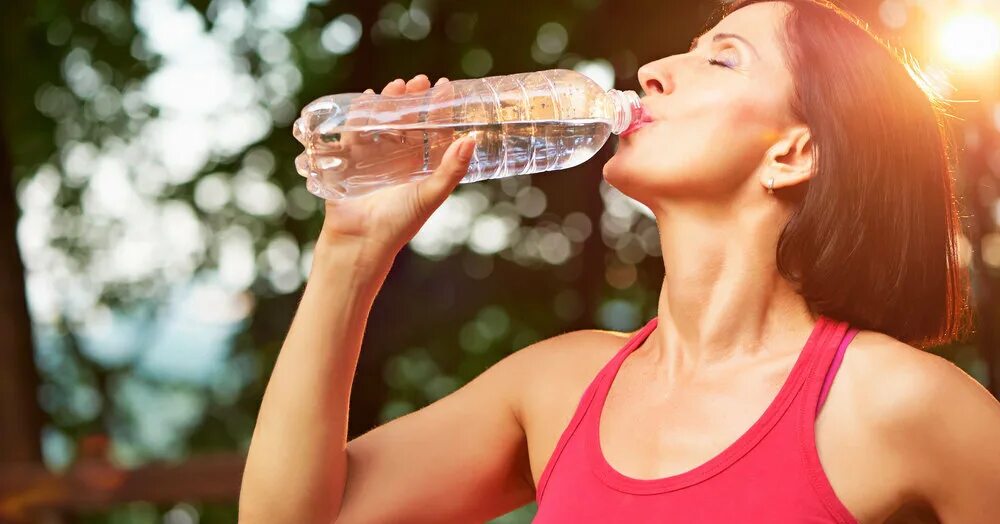 Почему сильная жажда. Женщина пьет воду. Обильное питье ЗОЖ. Жажда воды. Девушка пьет воду из стакана.