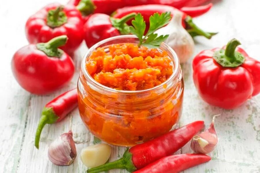 Вкусный рецепт аджики помидор на зиму. Кабачковая аджика. Аджика из кабачков и помидоров. Аджика из кабачков и помидор на зиму. Аджика из кабачков острая.