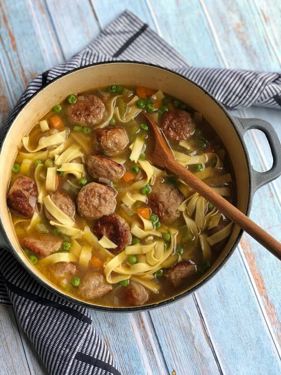 Суп лапша с говядиной. Баншатай шулэн. Суп лапша домашняя. Мясные шарики и лапша. Говядина с картошкой и лапшой.