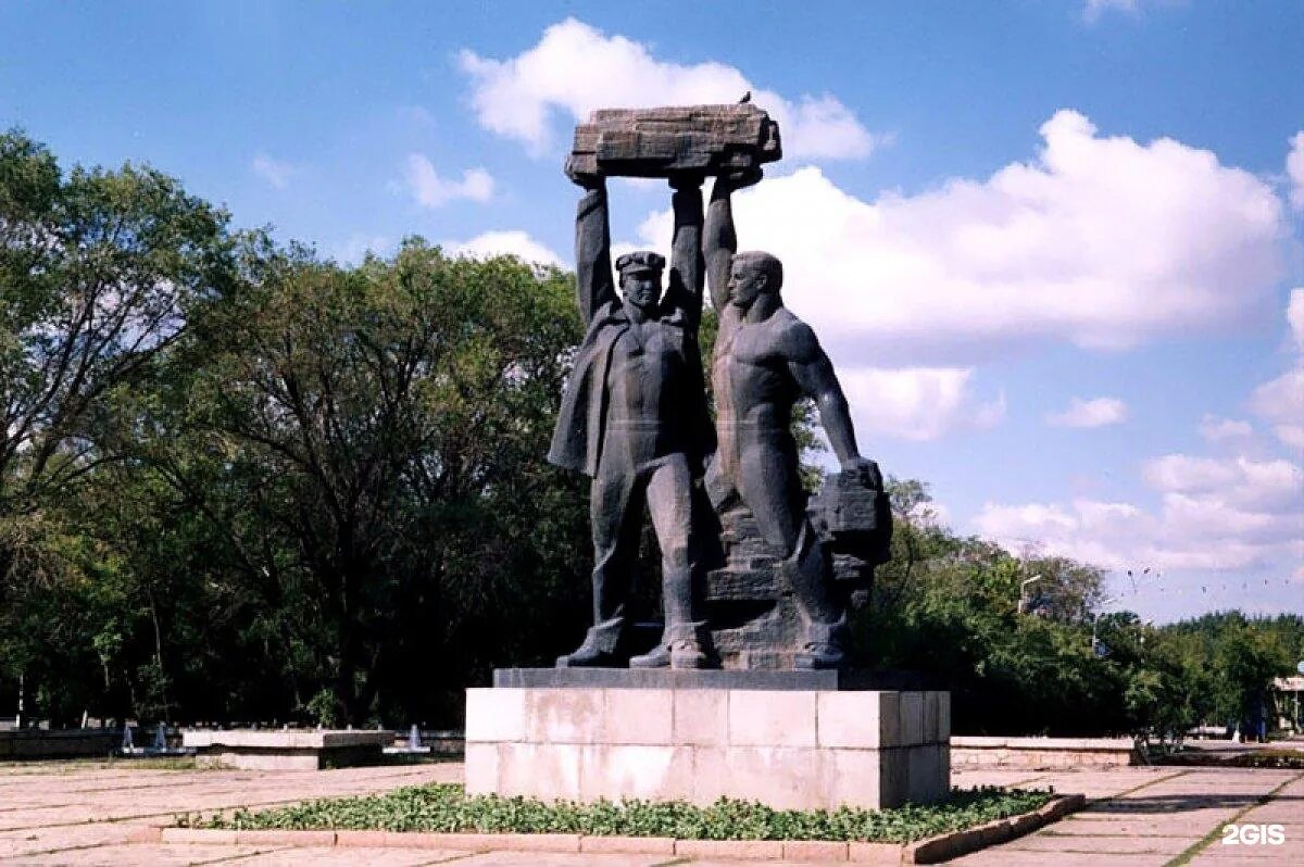 Караканда. Караганда памятник шахтерам. Памятник шахтерской славы в городе Караганда. Караганда город в Казахстане. Памятник Нуркену Абдирову Караганда.