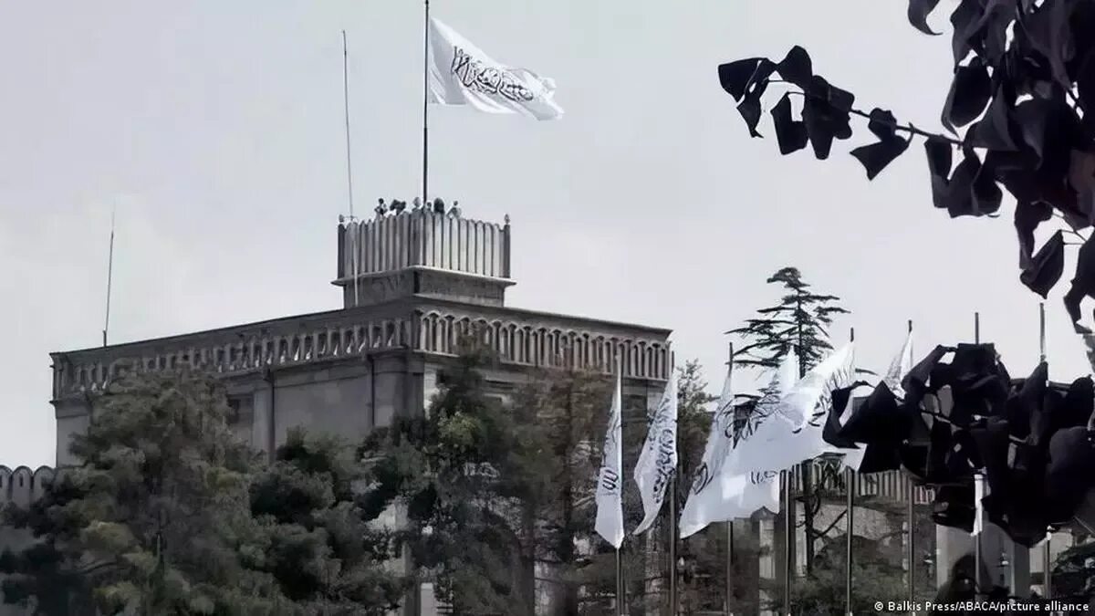 Президентский дворец в Кабуле. Флаг талибов над президентским дворцом. Подняли Знамя над дворцом независимости в Сайгоне. Талибы подняли флаг над президентским дворцом.