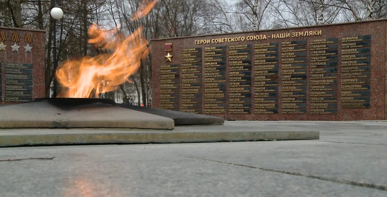 Сквер победы ижевск. Вечный огонь ижевск. Монумент боевой славы ижевск. Карлутская площадь ижевск. Вечный огонь.