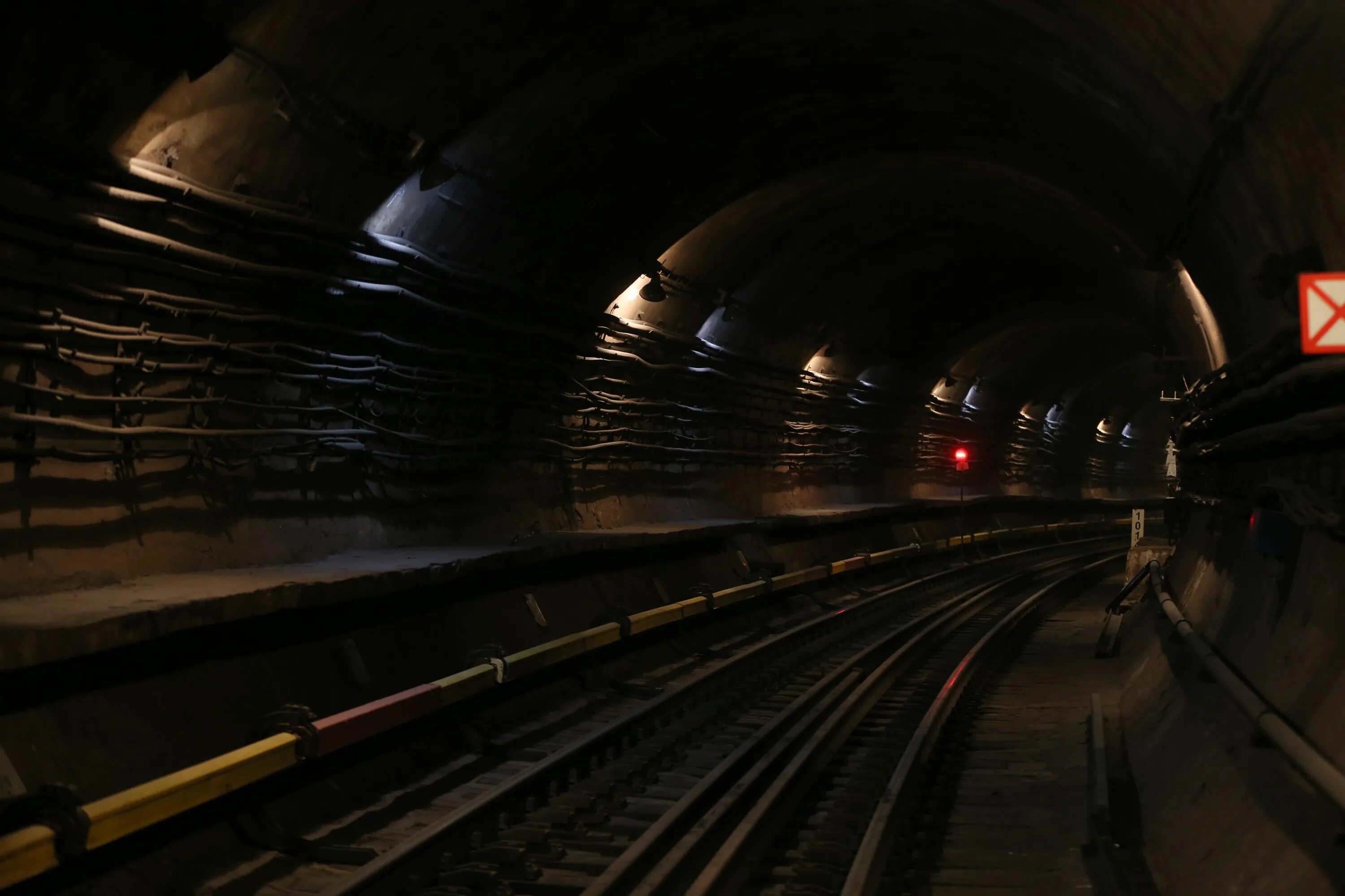 Завтра работает метро. Тоннель метро. тоннель метро москвы. тоннель метрополитена. поезд в тоннеле.