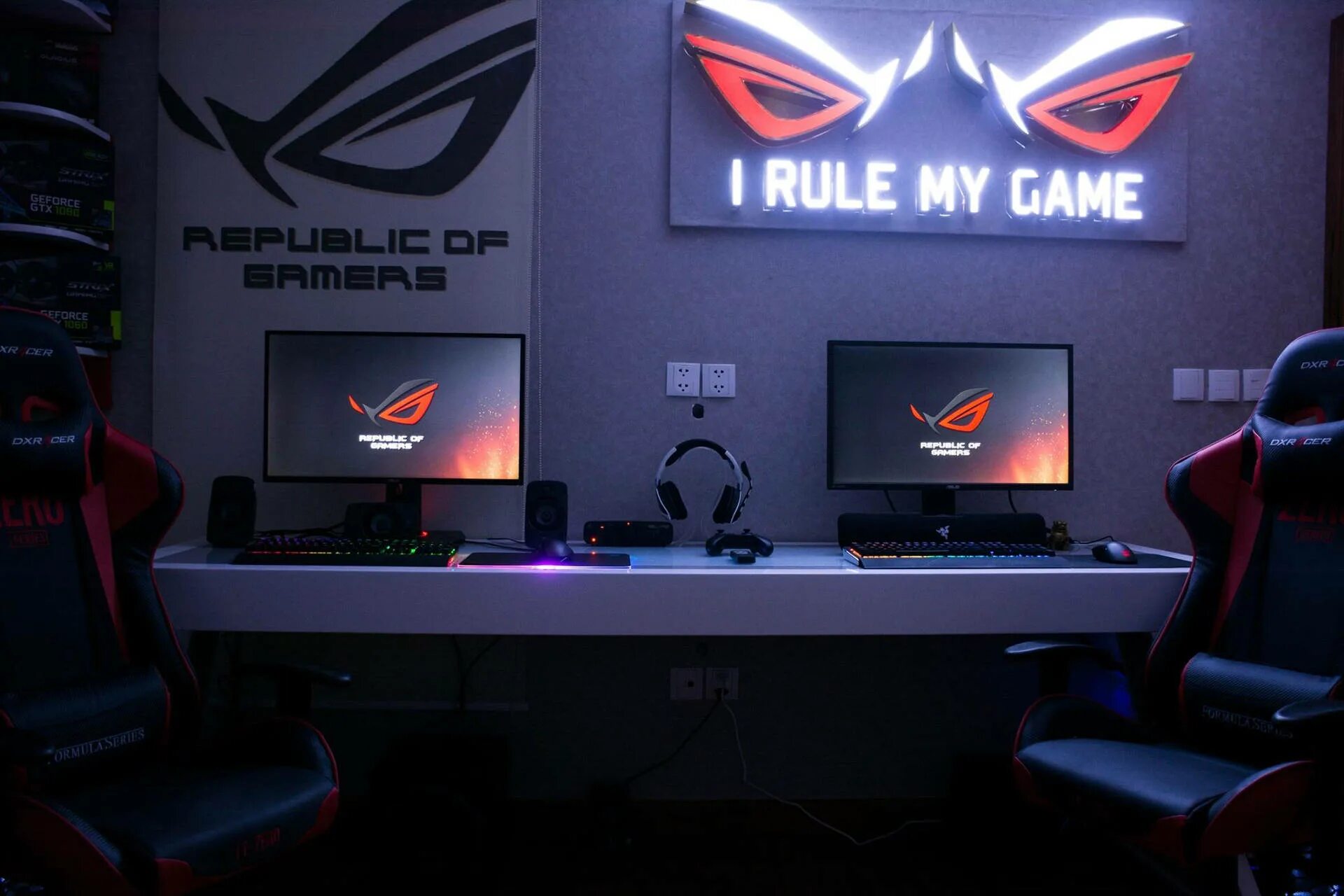 Property gaming. Геймерская комната ASUS ROG. ASUS ROG геймерский стол. Геймерские обои. Обои для геймеров.