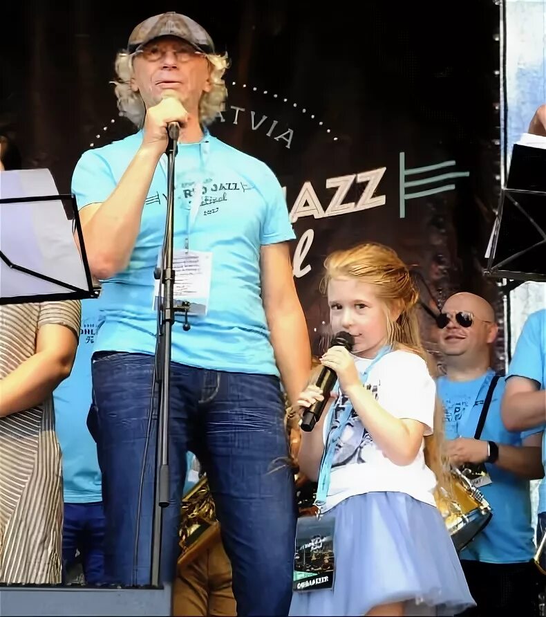 Шёл по городу волшебник: Владимир Винокур, Екатерина Стриженова и Анна Пескова -
