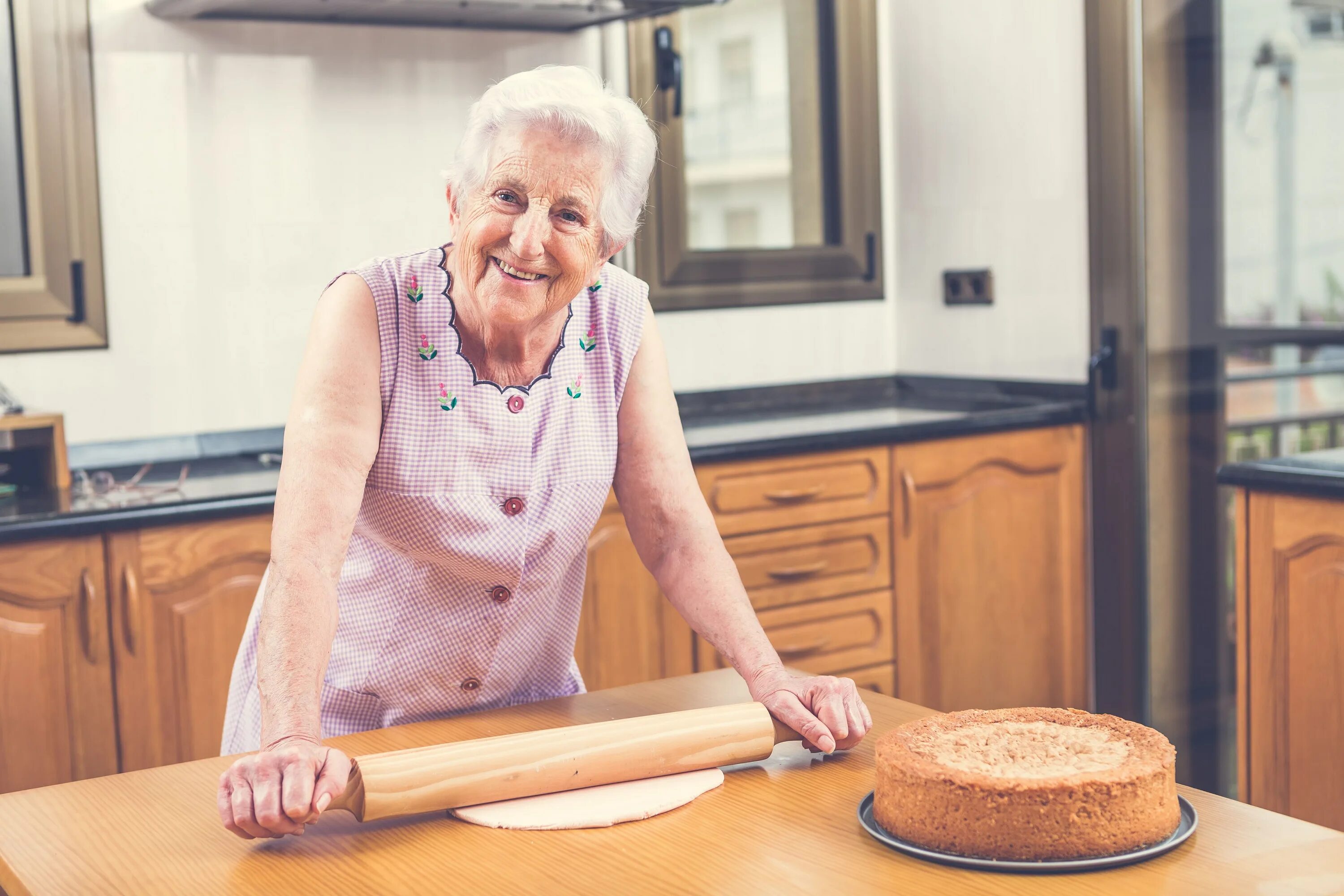 Призывают шестидесятилетних. When does grandma biscuits. Grandmas cooking. Полная пожилая женщины сидит. Пожилая женщина на кухне.
