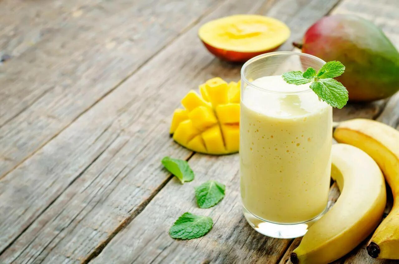 Смузи манго маракуйя. Манго-банановый смузи. Молочный коктейль манго маракуйя. Манговый Ласси. Смузи из молока и банана в блендере