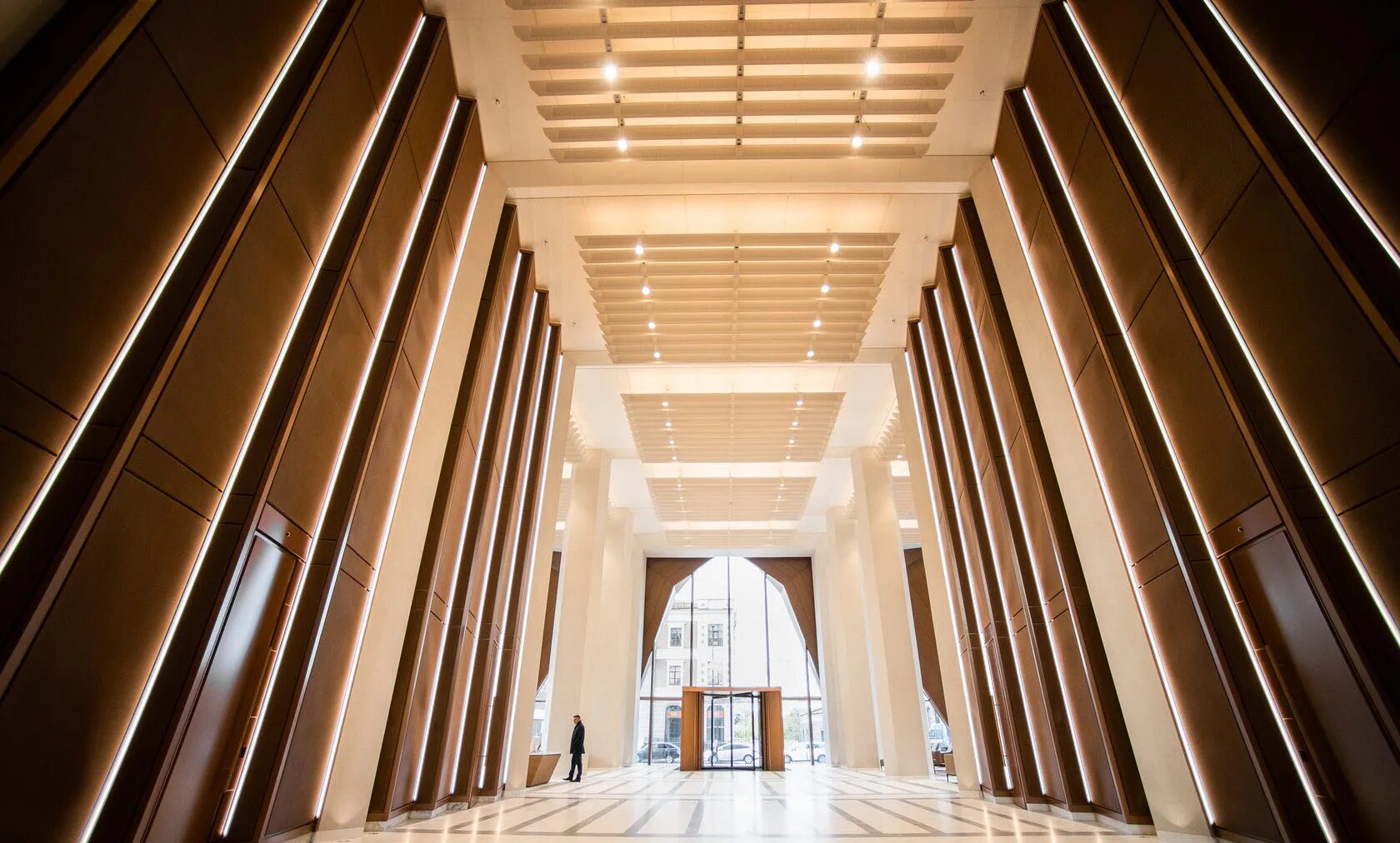 Лестница внутри общественного здания. Фото зданий изнутри. Лестница в интерьере общественного здания. Лахта центр внутри здания. Атриум внутри здания.