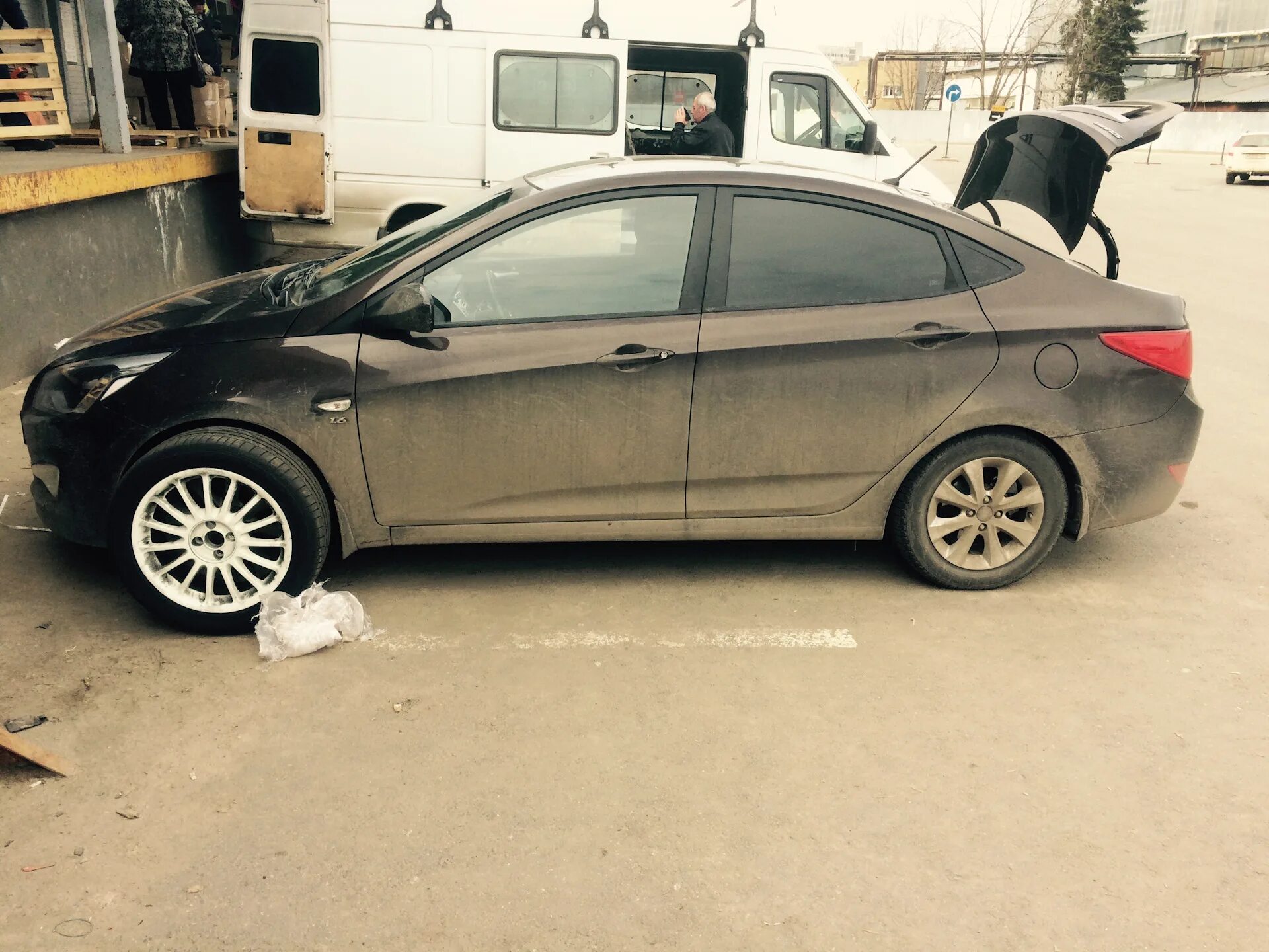 Какая резина лучше на солярис. Hyundai Solaris r15. 205/55 R15 на Hyundai Solaris. Solaris 1 r17. Серый Хендай Солярис 17 колеса.