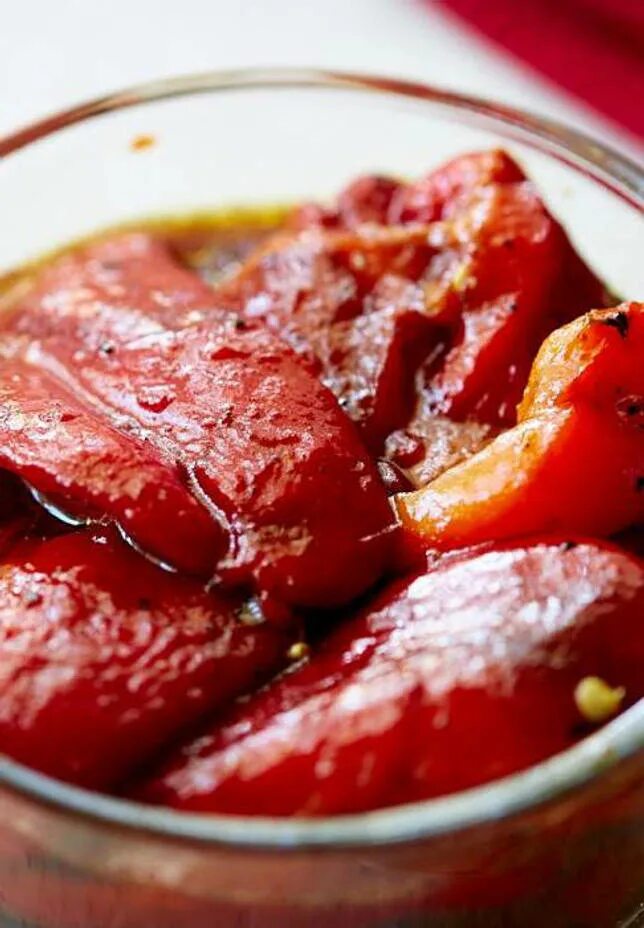 Фаршированный перец рамиро. Перец запеченный с маслом. Закуска с болгарским перцем на зиму. Жареный болгарский перец. Печеный болгарский перец.