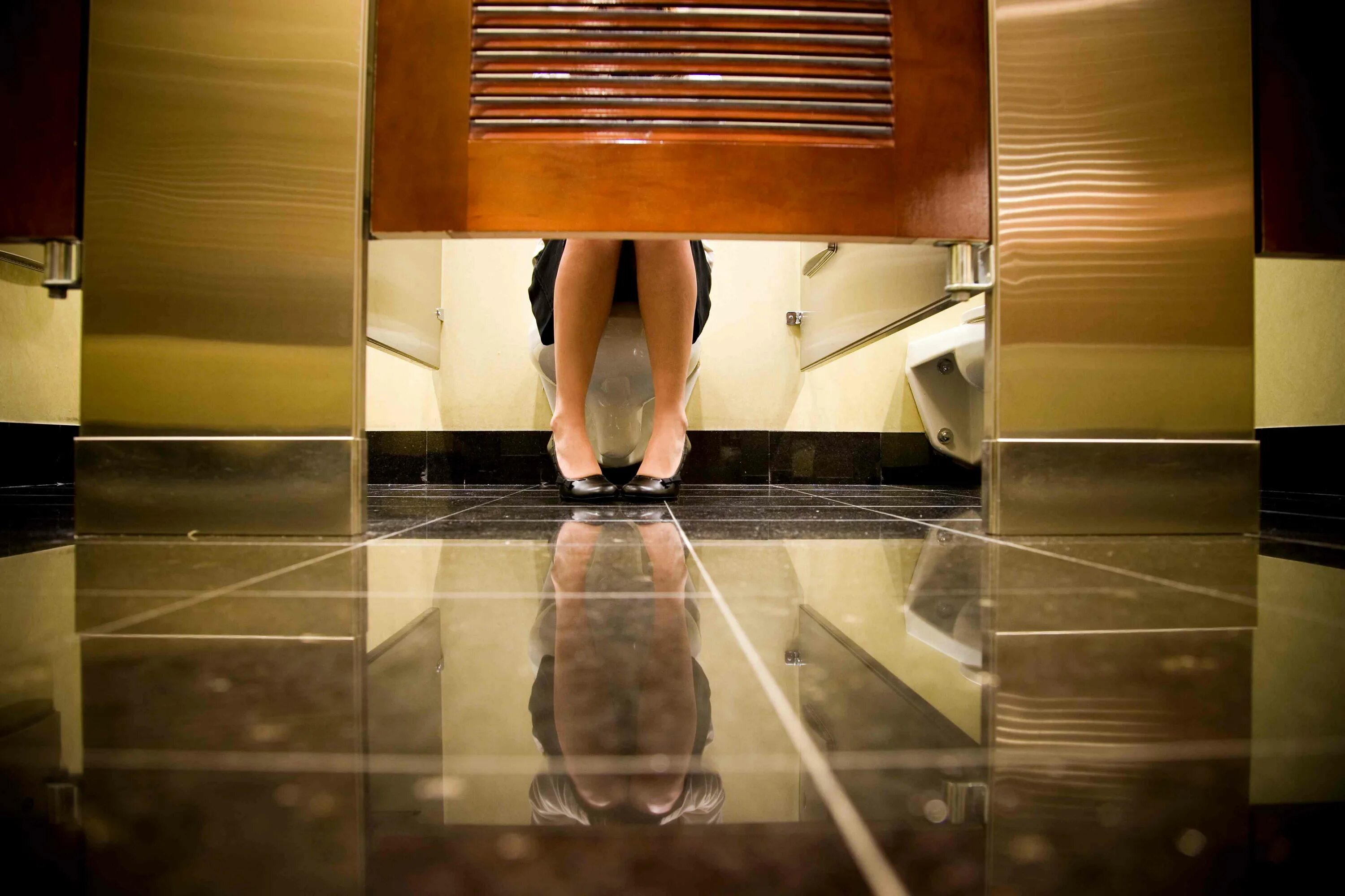 Hidden cam in toilet. Девушкавобществено мтуале. Девушки в общественном туалете. Ноги в общественном туалете. Видеокамеры в общественных туалетах.