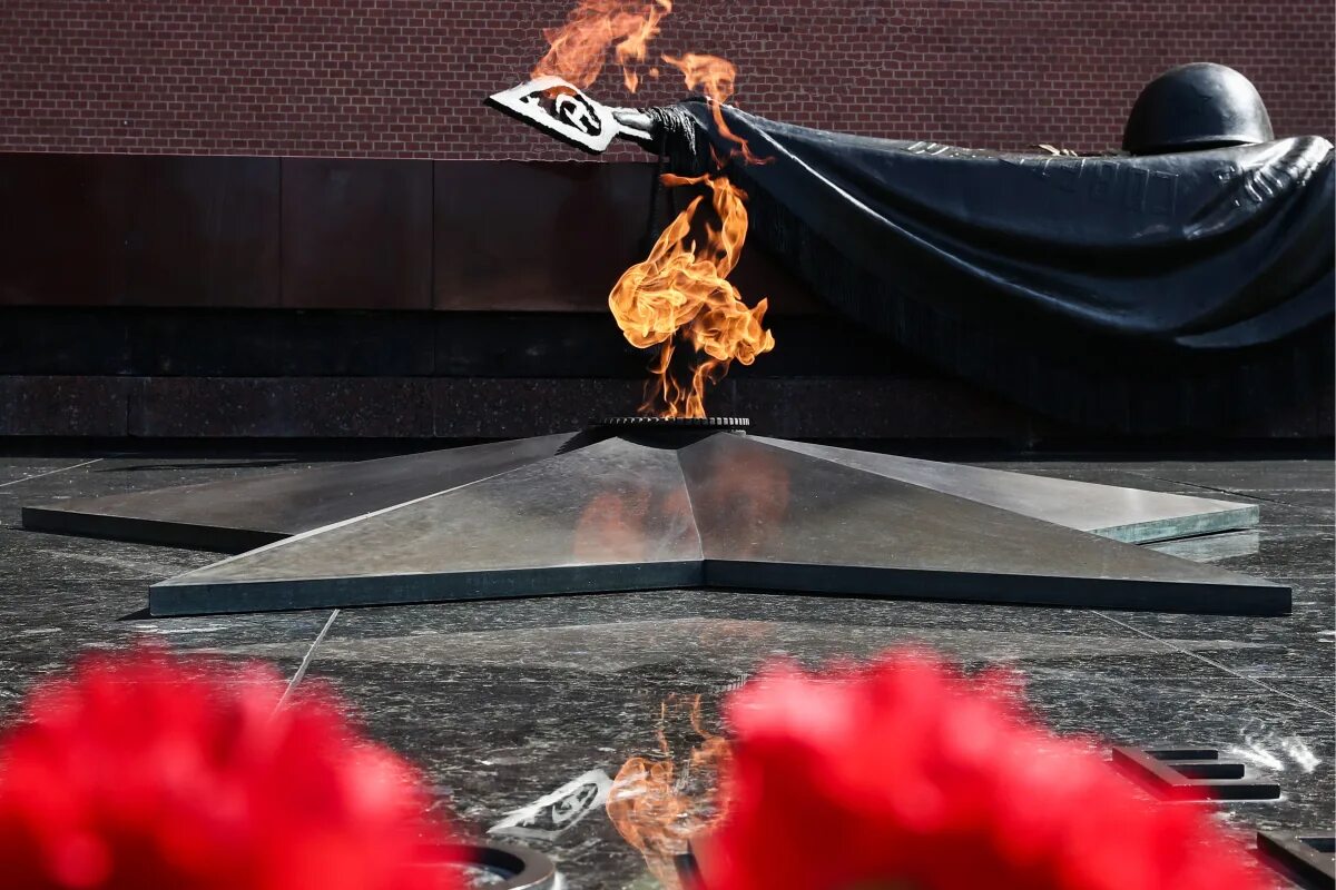 9 мая годовщина победы. 75 Лет Победы в Великой Отечественной войне. Вечный огонь парк Победы Москва. Великая победа вечный огонь.