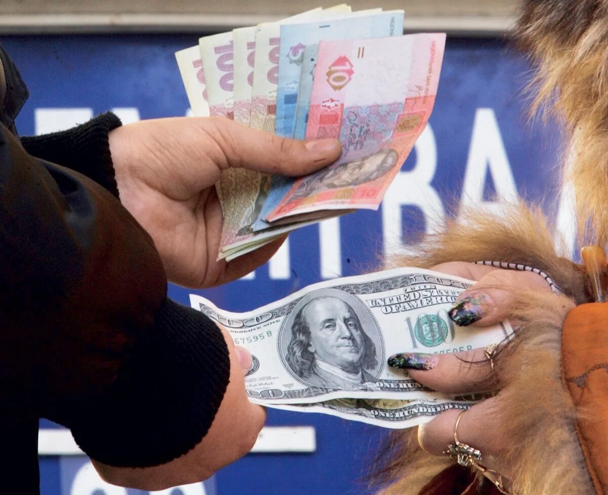 Доллар Обменник. Валютный меняла. Обмен доллара на рубли. Спекуляция валютой.