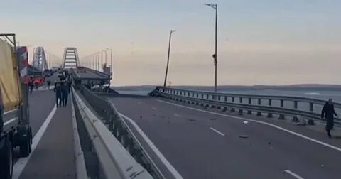 Посадка пассажиров на мосту