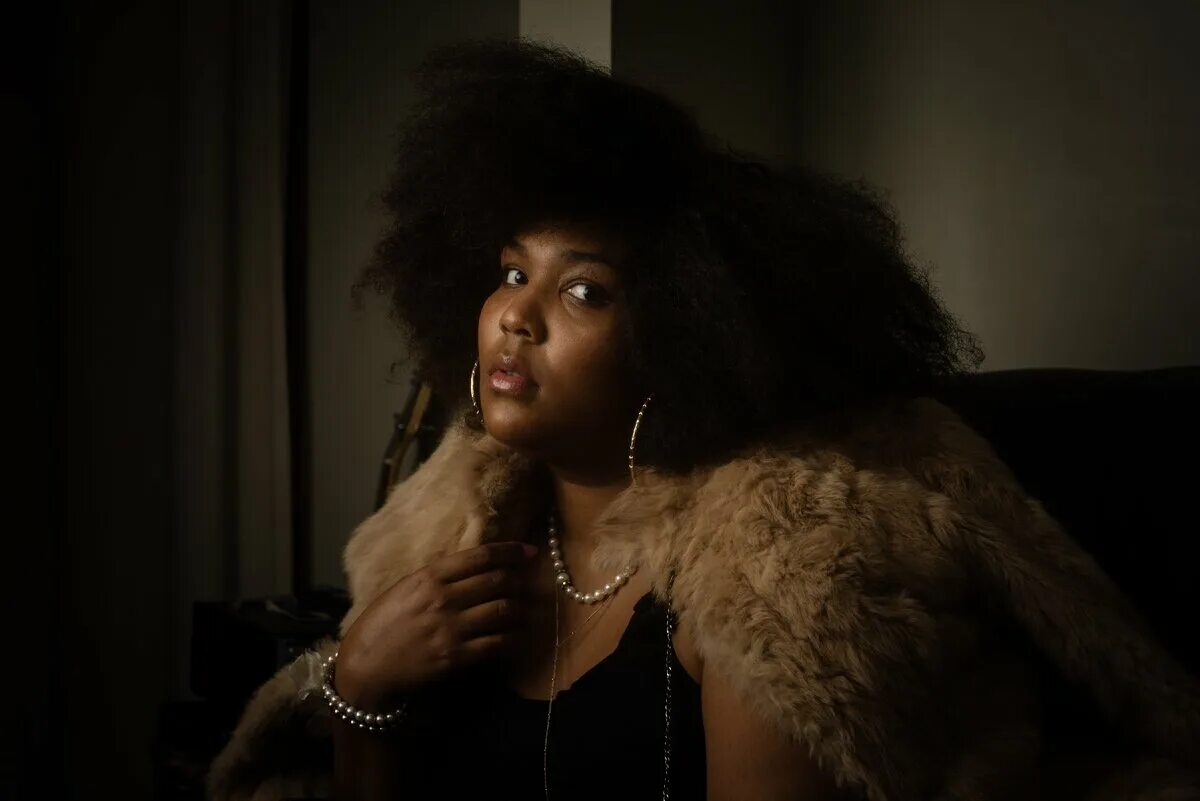 Good as hell лиззо. Lizzo перевод. Певица лиззо биография. Lizzo артистка. Lizzo.