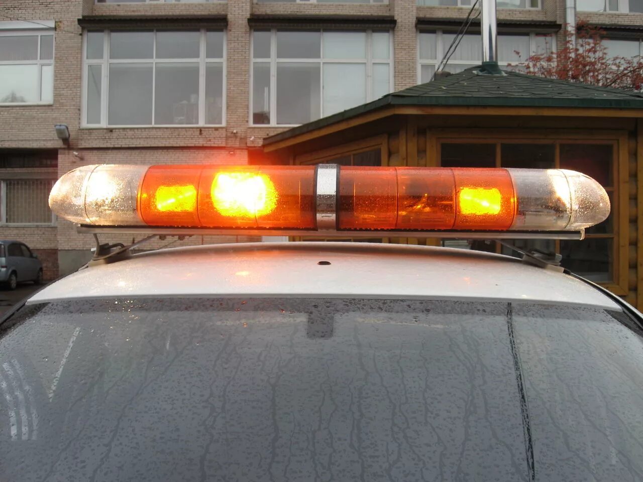 Мигалка на крышу автомобиля. Машины со спецсигналом. Мигалки разрешены. Автомобиль с мигалкой. Мигалки разрешены.