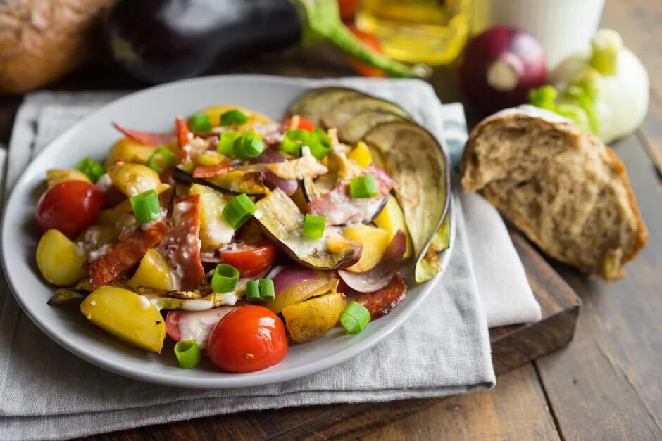 Картофельный салат с охотничьими колбасками. Салат с колбасками гриль. Картошка с охотничьими колбасками. Теплый салат с колбасками и картофелем. Картофель с охотничьими колбасками