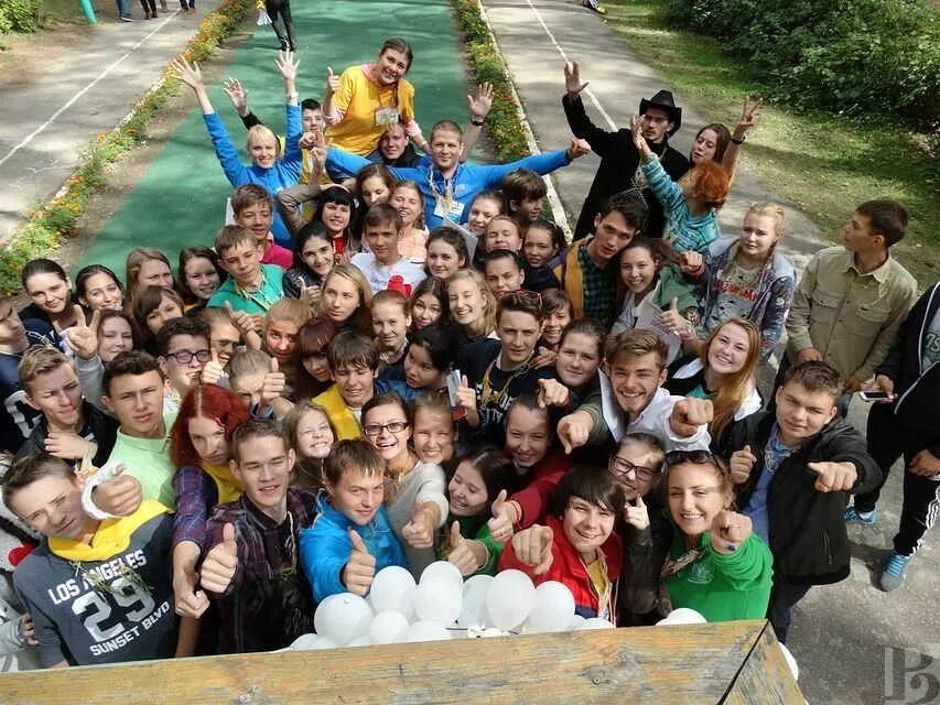 Молодежный город поселок. Фестиваль молодежи в лагере. молодежные лагеря 30 летнего. день молодежи в лагере. самые молодёжные города.