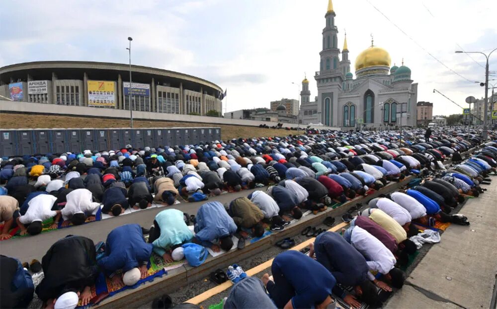 Байрам на чеченском. Праздник мусульман Курбан-байрам в Москве. Мусульмане в Москве на Курбан байрам. Мусульмант в Курбан байран в Москве.