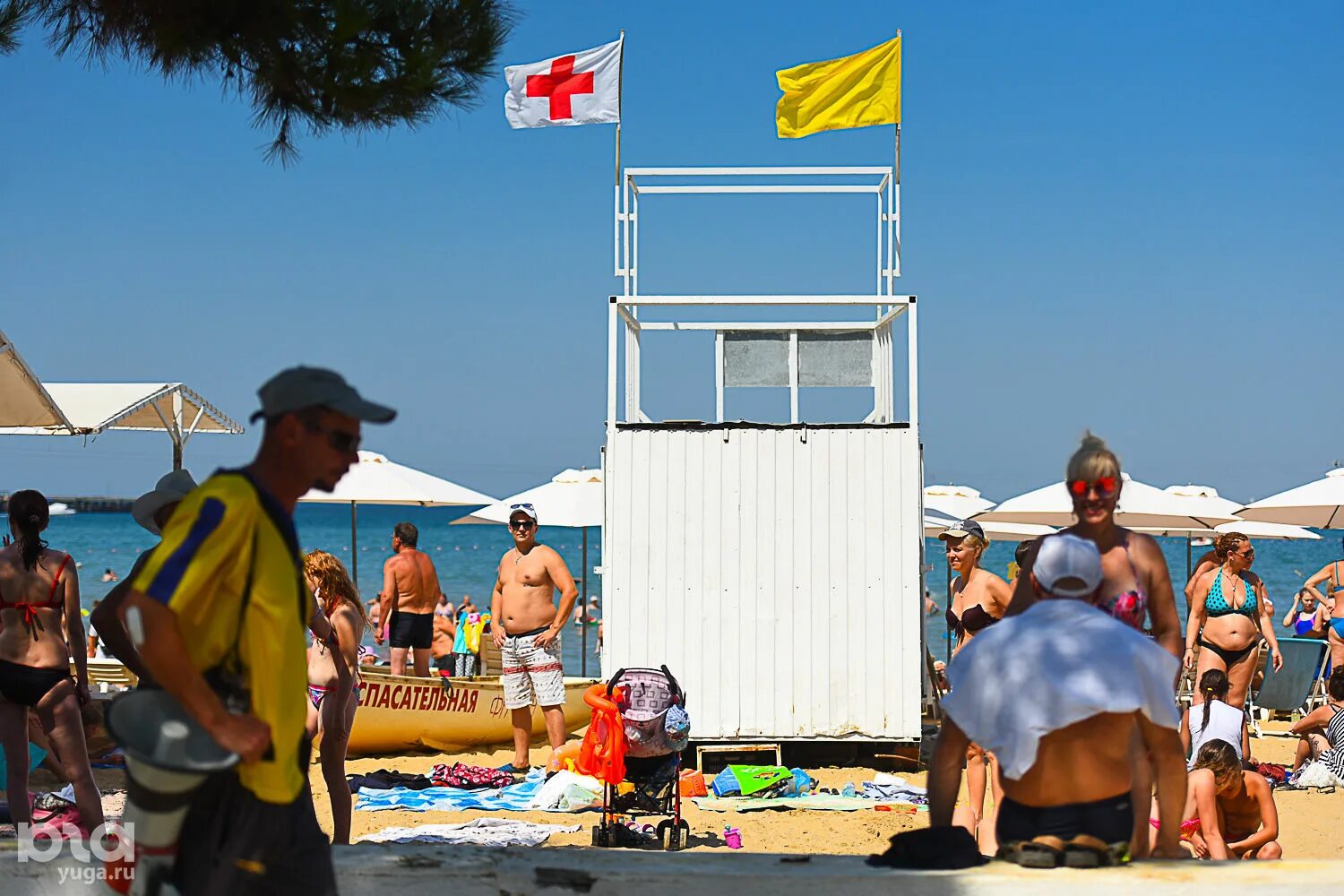 Отдыхающие на пляже анапы. Анапа море. Тягун на море в анапе. Качели на пляже в сочи. В анапе запретили купаться в море.