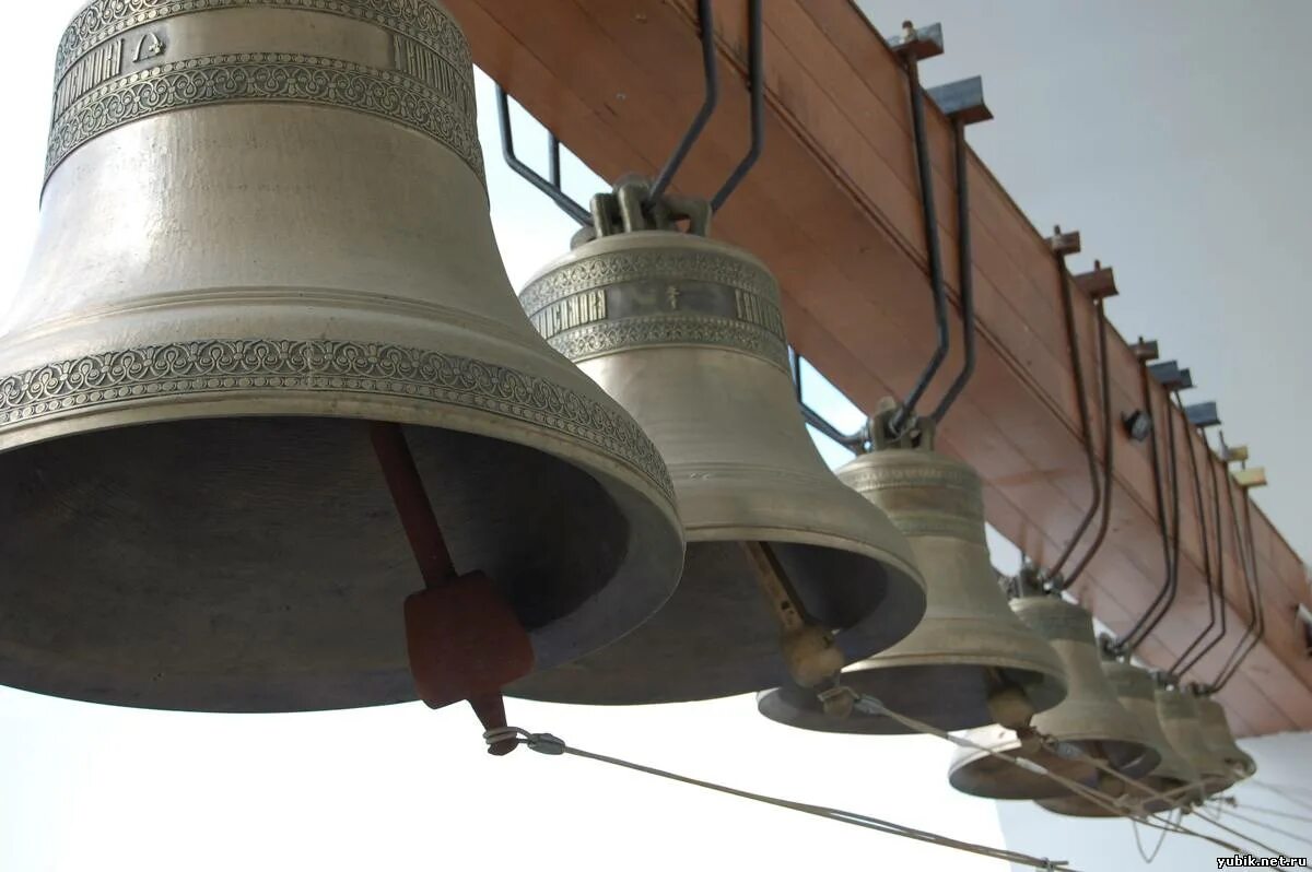 корабельный колокол. средний колокол. карильон малиновый звон колокольня. фестиваль колокольного звона 2024 4 февраля краснодар. церковные колокола.