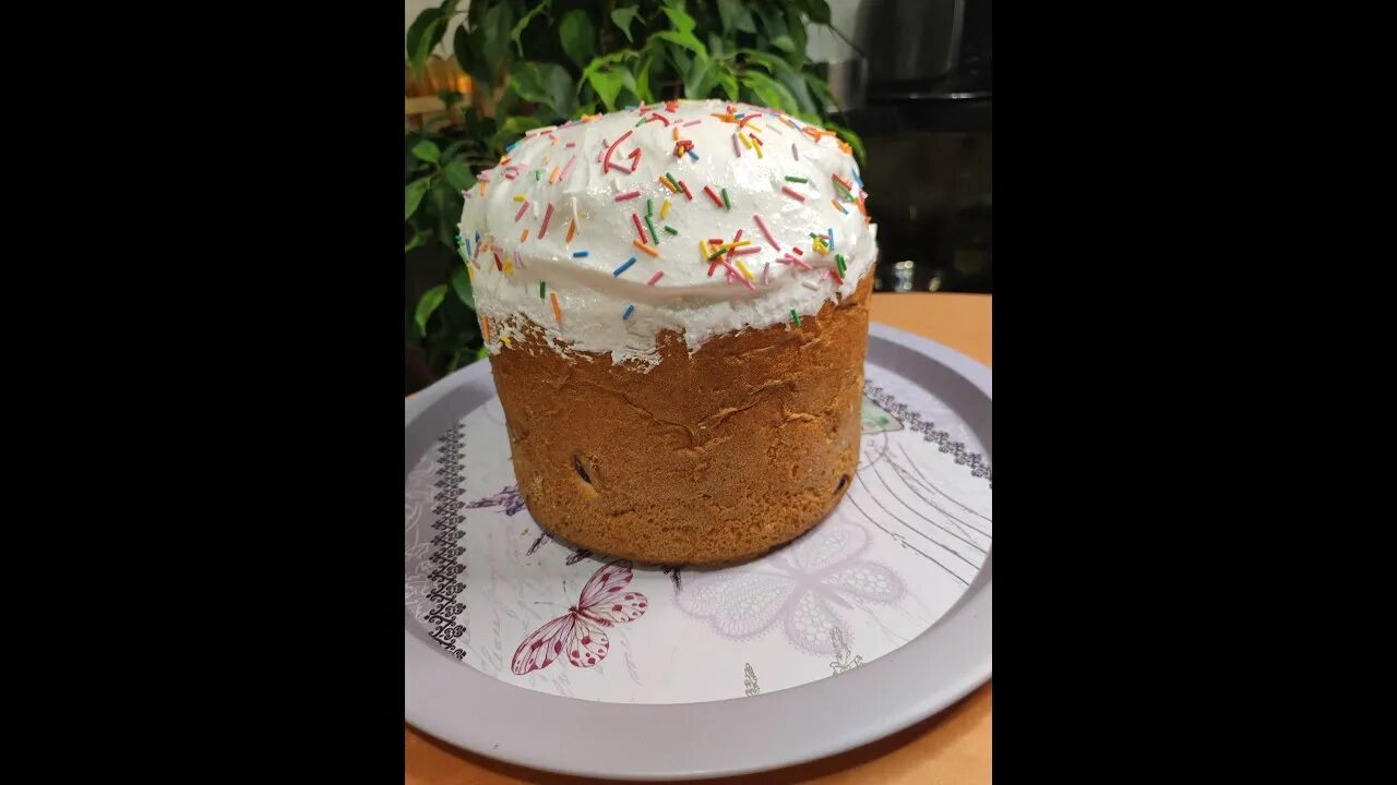 Красивое куличи с крашеными яйцами. Ютуб пасхи. Чтоб не сыпалась глазурь на куличе. Кулич с голубой глазурью. Маковые куличики с лимонной глазурью к пасхе.
