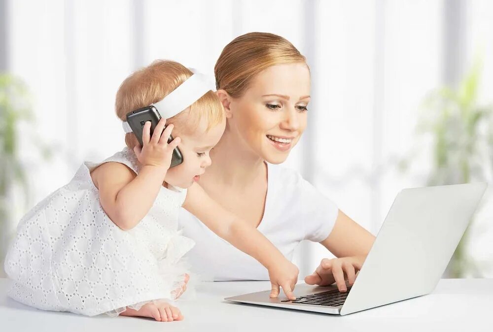Женщина с ребенком за компьютером. Мама за компьютером. Мама с ребенком и ноутбуком. Успешная мама с ребенком. Работа для мам с детьми