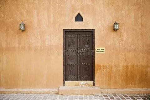 Maison alhambra dark door