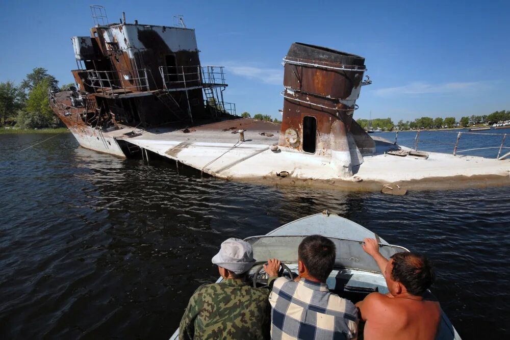 На дне волги астрахань. Затонувшие корабли на реке Волга. Затонувшие суда на Волге. Затонувшая баржа. Затопленные суда на Волге.