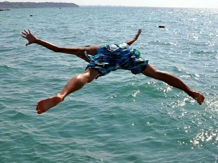 Ныряйте с крутых берегов. Бежит по воде. Ныряйте с крутых берегов. Ныряние в воду. Прыжок в море.