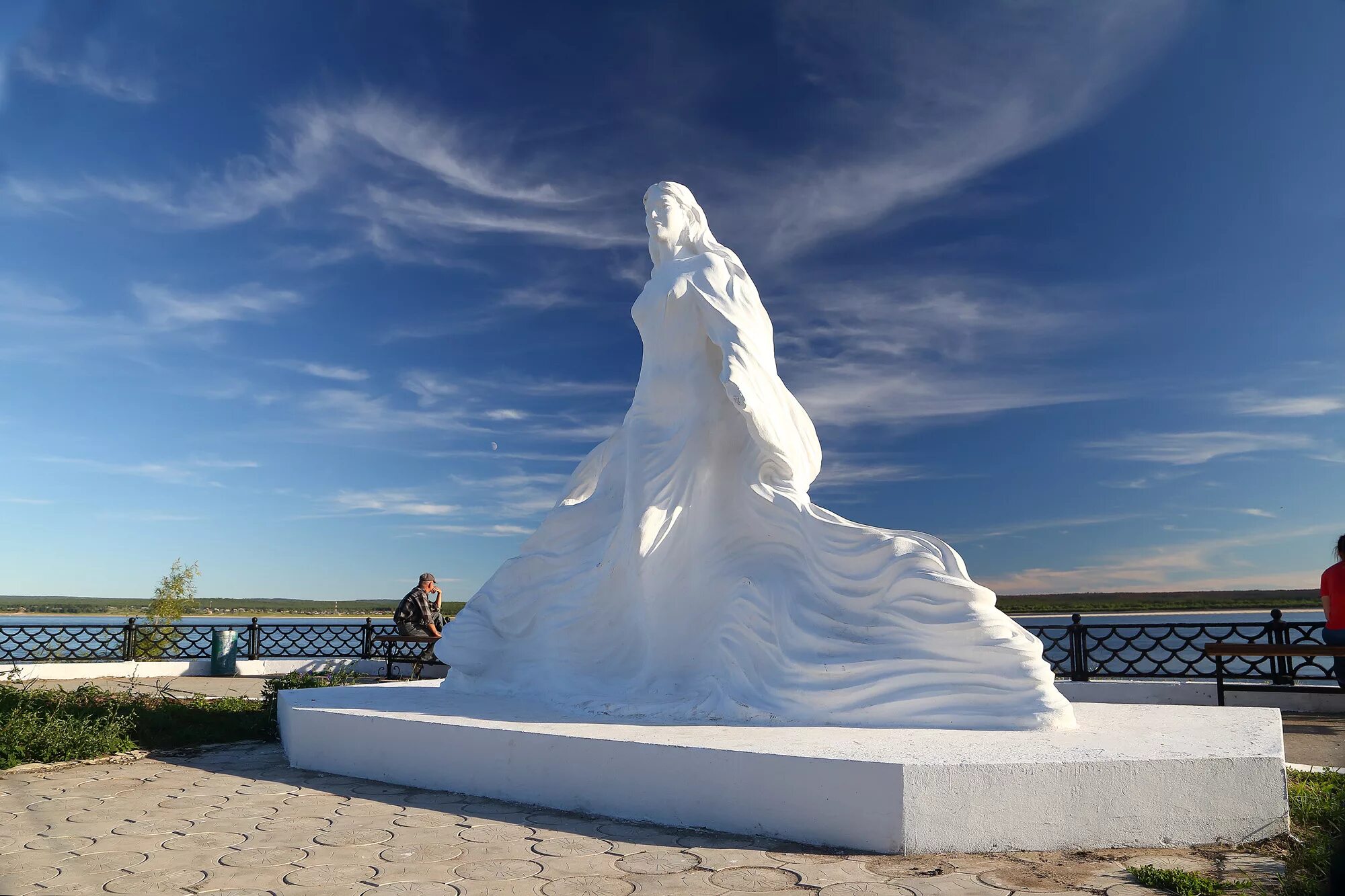 Город назван в честь реки. Памятник реке Лене в Олекминске. Памятник реке Лена в Якутии. Олёкминск скульптура река Лена. Статуя реки Лена в Олекминске.