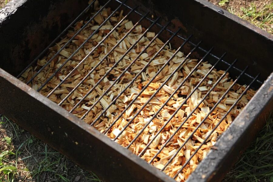 Коптилка для рыбы горячего копчения. Коптильня зимой. Ящик для копчения рыбы на костре. Коптим рыбу на мангале. Рыба в коптильне на опилках.