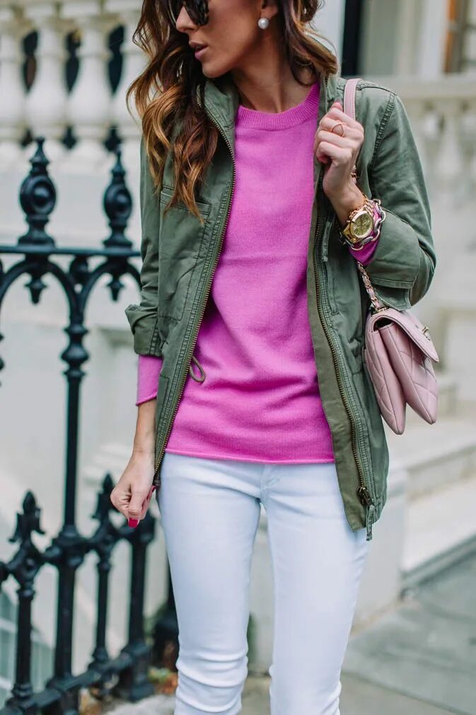 Кофта к ярким розовым брюкам. Pink shirt outfits. Образы с розовой рубашкой. Pink shirt outfits. Джиджи хадид стрит.