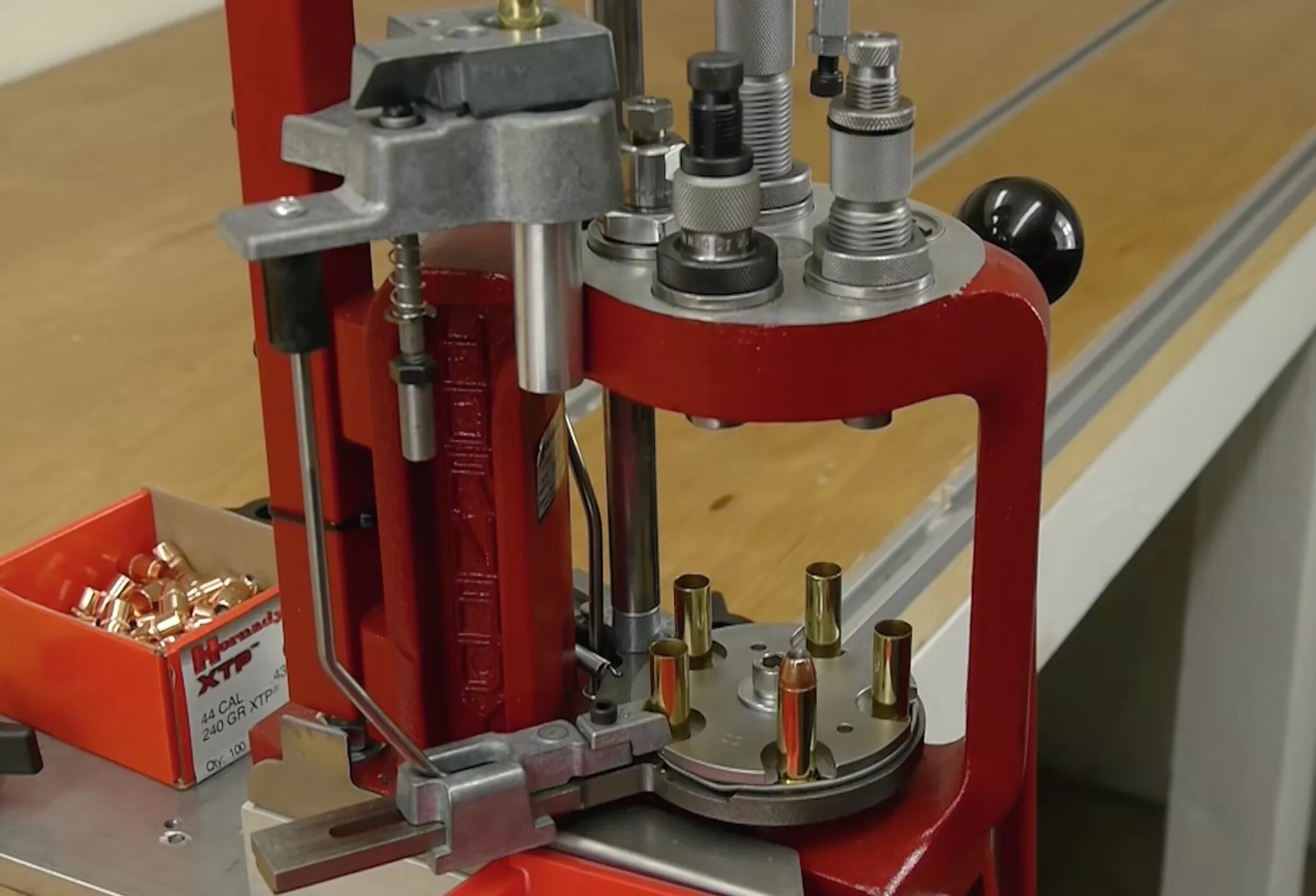 Reloading press. Релоадинг нарезных патронов. пресс станок пистолетный lee reloader press 90045. станок для релоадинга нарезных патронов. станок dillon для релодинга.