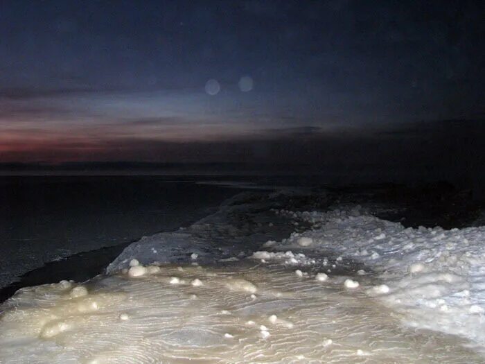 Вода замерзнет ночью. Карское море ночью. Торосы Карское море. Море ночью зимой. Замерзшее море ночью.