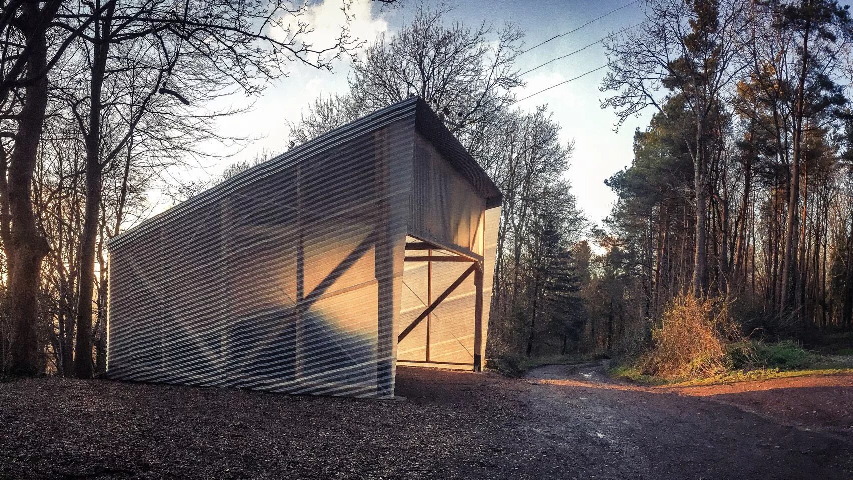 Интерьер бассейна в частном доме. Лес сверху обои. Студия невидимых людей. Невидимый дизайн. Современная дача.