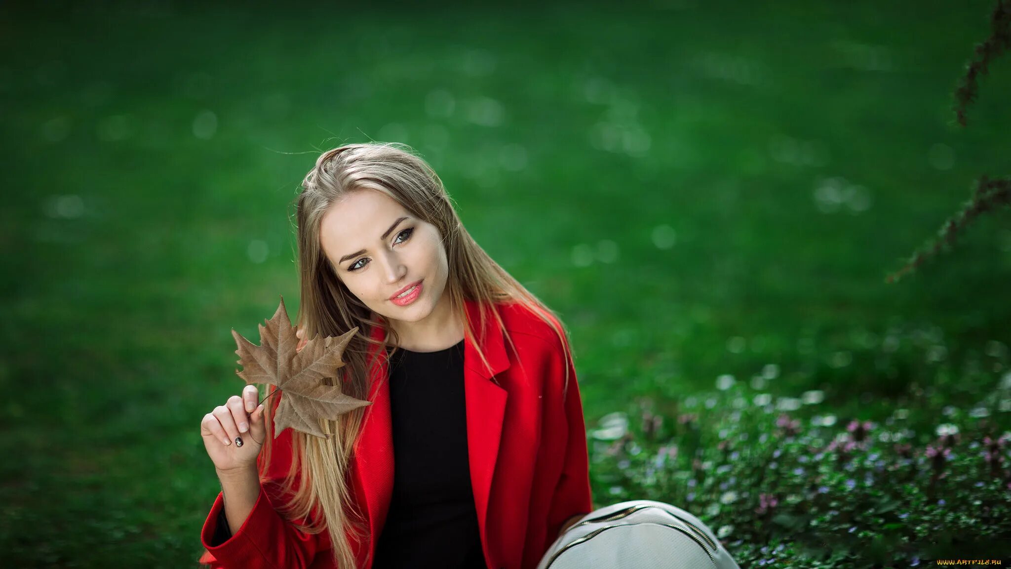 Игрушки для девочек. Девочка возраст. Кеды для детей. Фотосессия с детской машиной. Девушки разного возраста.