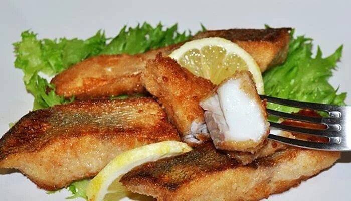 Приготовить судака. Судачок жареный. Судак жареный. Судак рыба на сковороде. Судак жареный.