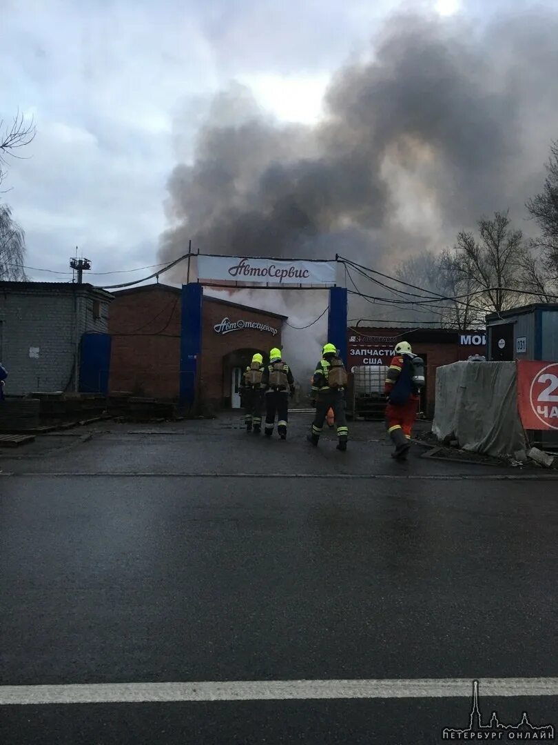 Горит автосервис