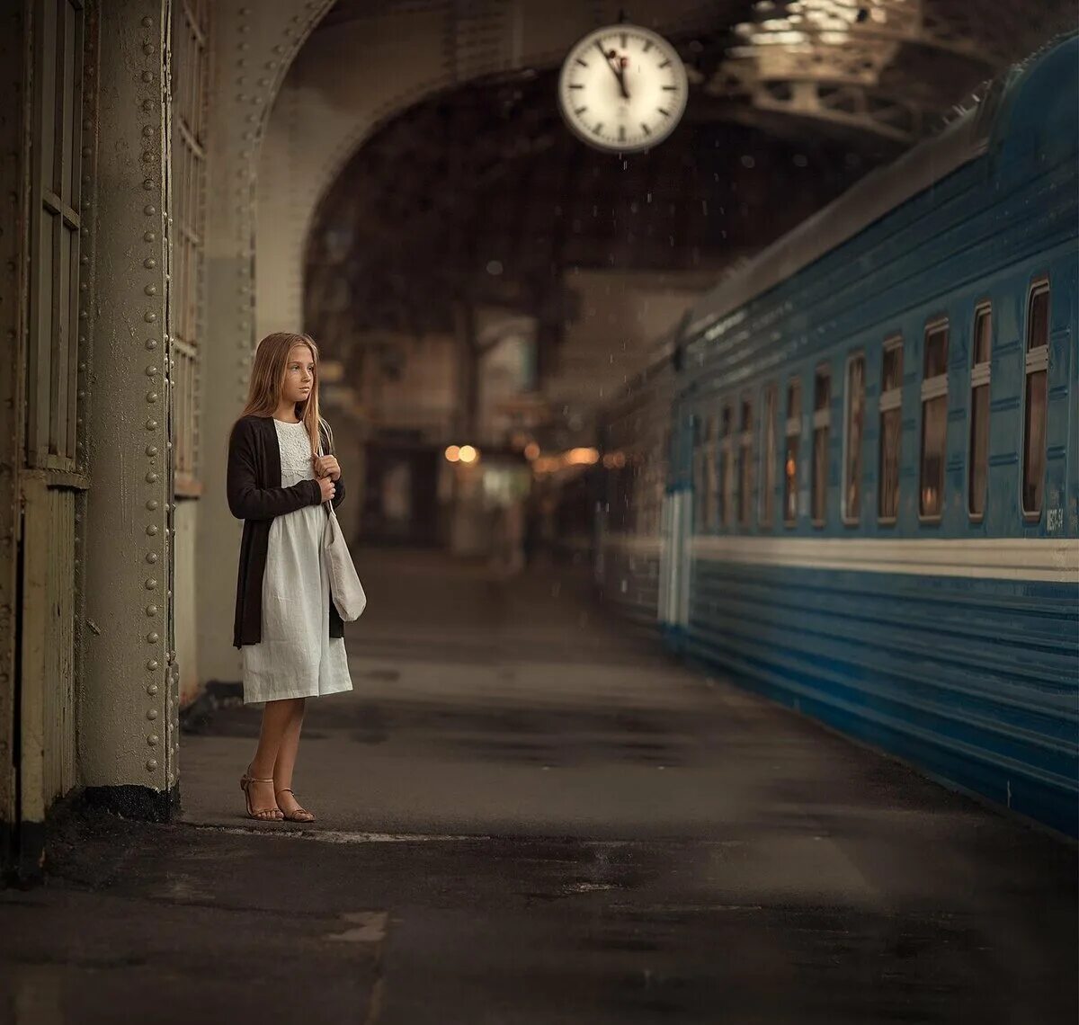 Встреча на вокзале. Девушка в поезде. Девушка на вокзале. Люди на перроне. Никуда не сбежать