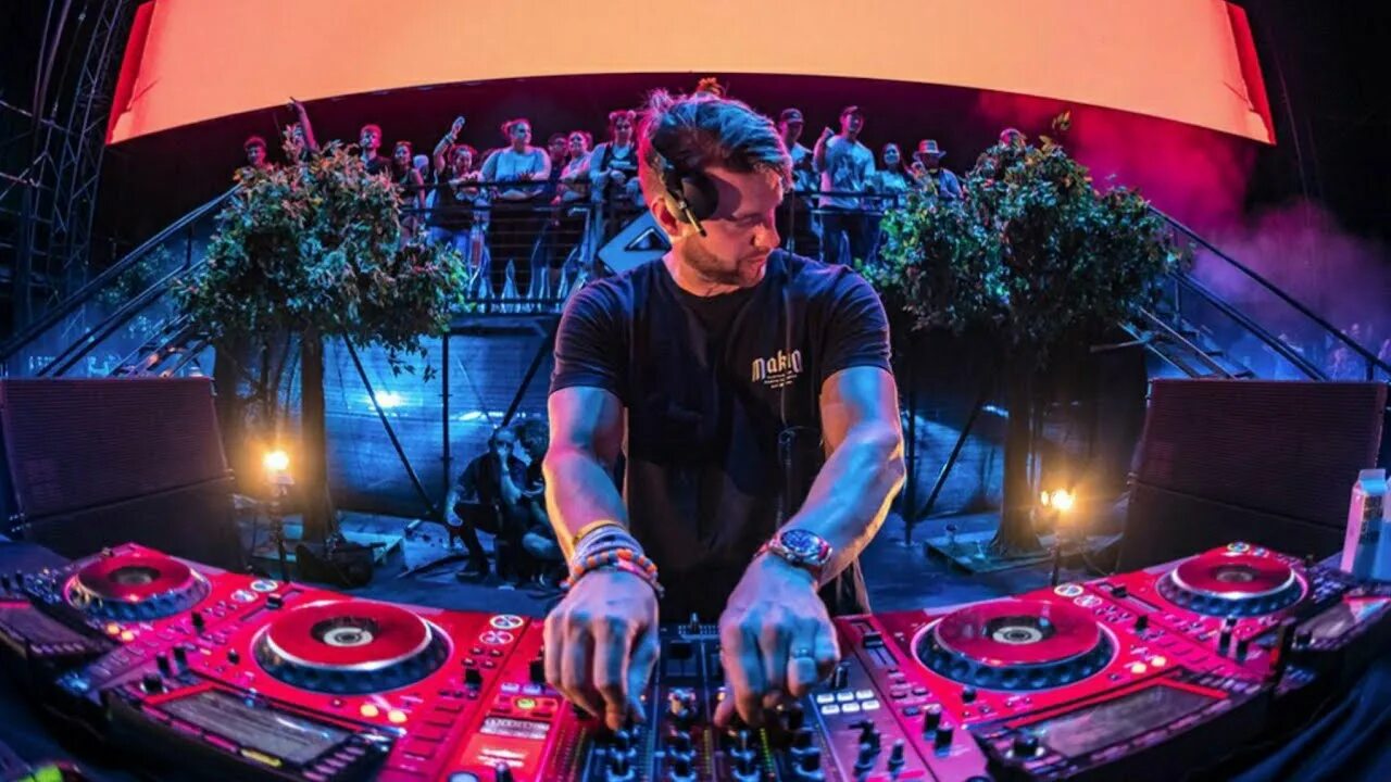 Super dj. Super dj. Это супер диджей супер мега эмси. Тиесто пионер dj. Диджей аурика.