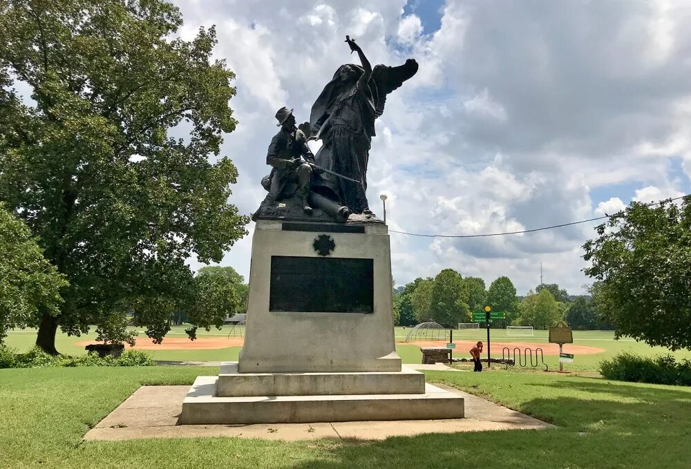 Памятник Чапаеву в США. Памятник в Атланте. Скульптура в парках Америки.