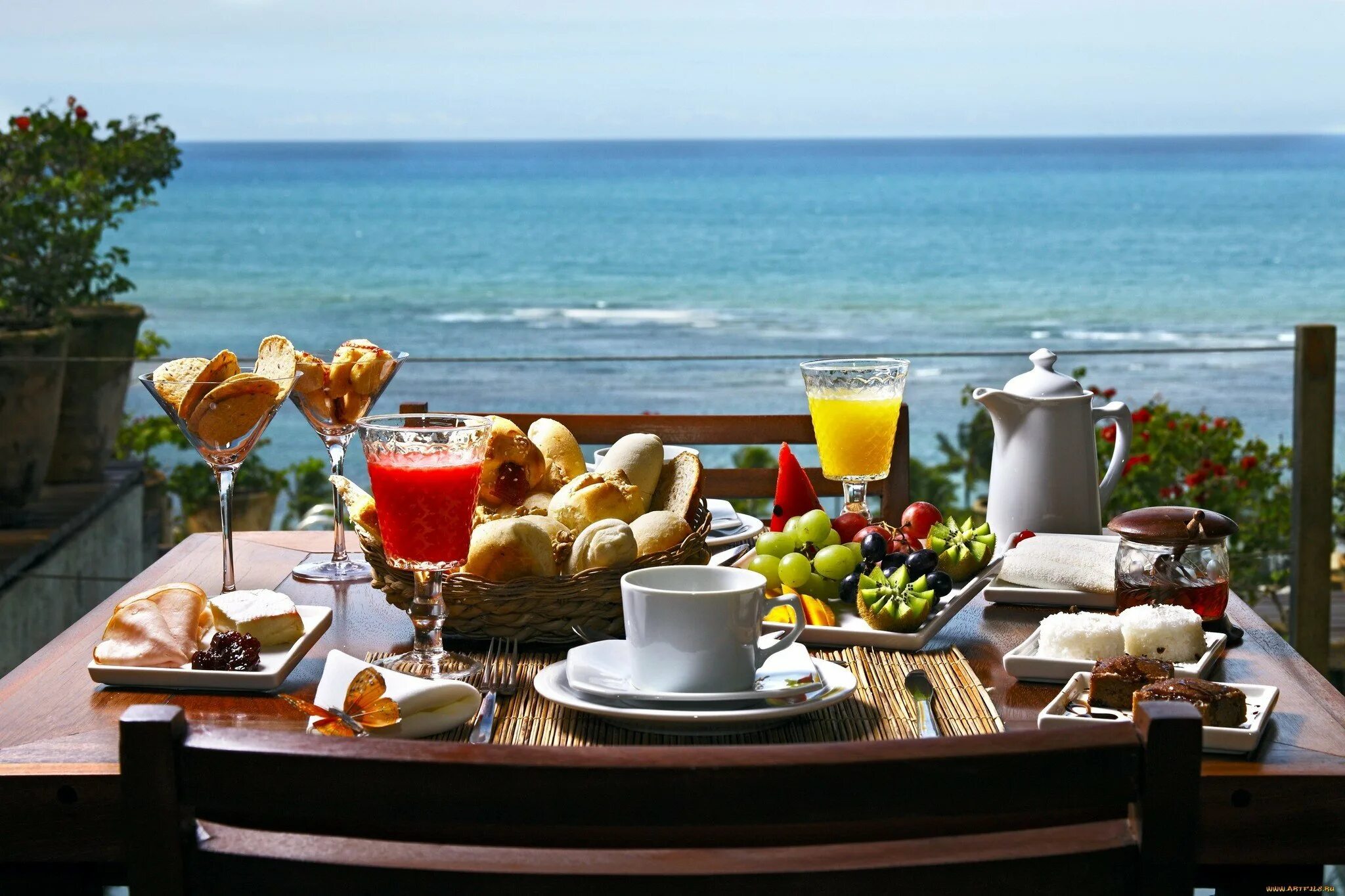 Картинки с добрым утром город. Завтрак у моря. Летний завтрак. Завтрак на побережье. Роскошный завтрак.