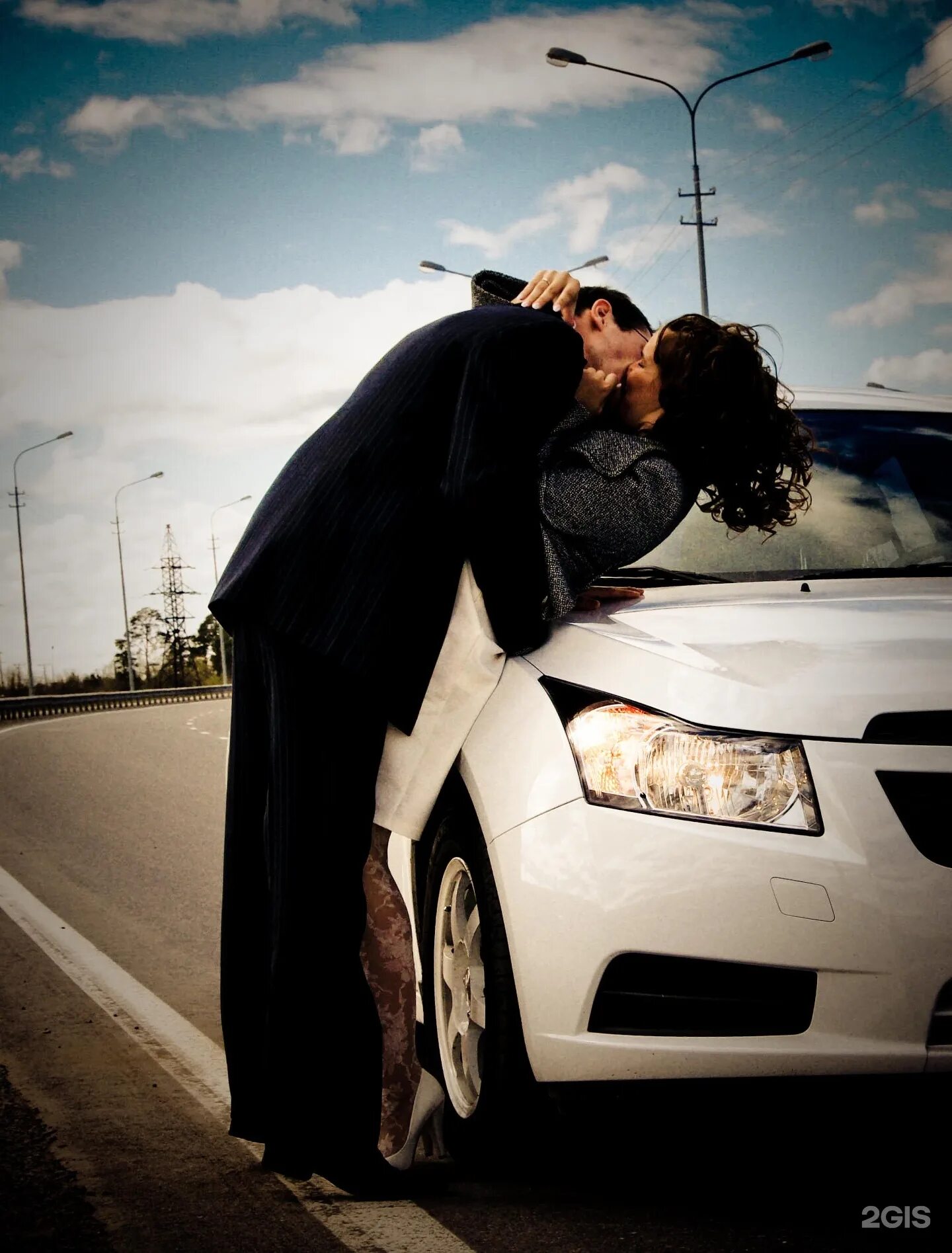 фотосессия с ретро авто. бмв 330. двое в машине. парень возле машины. детская фотосессия с автомобилем.