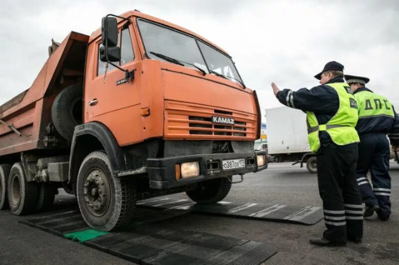 Грузовик ДПС. Весовой контроль для грузовых автомобилей. КАМАЗ на дороге. Гаишник и грузовик.