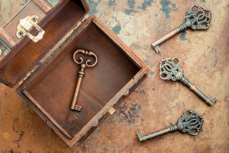 Удалить старые ключи. Старые ключи в цепях напряжения. Панно из старинных ключей. Ключ 3d модель. Панно из ключей и замков.