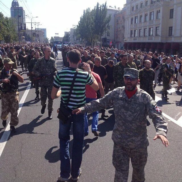 Днр 24 августа. Донецк 24 августа 2014 парад пленных. парад пленных в донецке. парад военнопленных в донецке 2014.