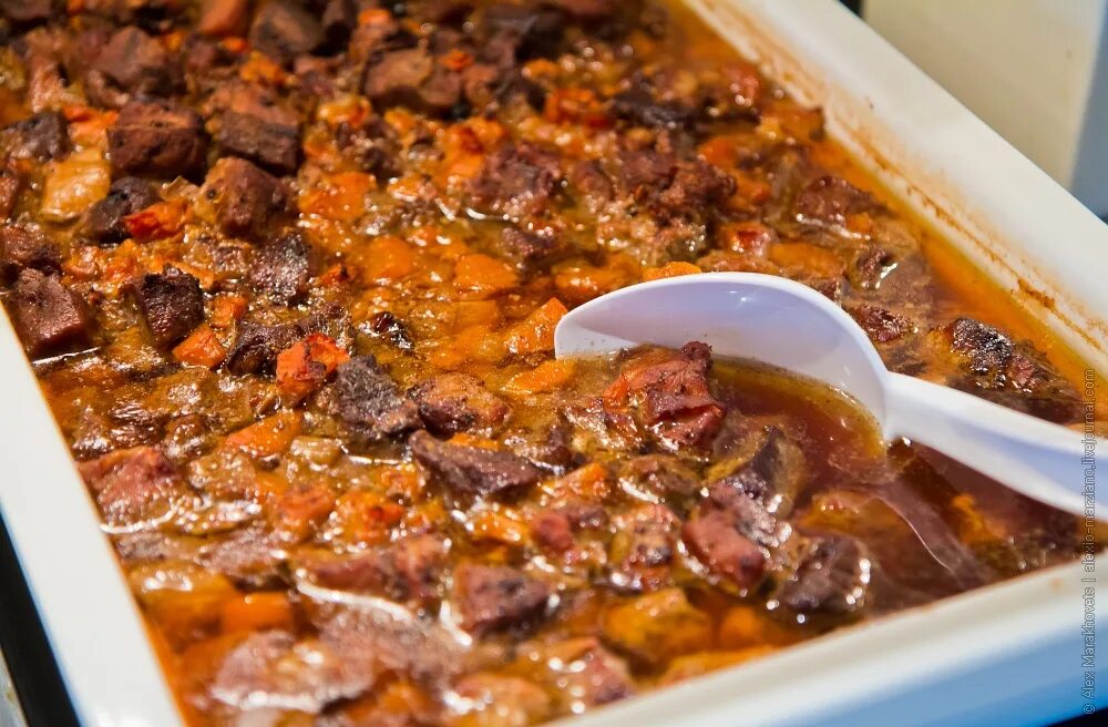 вкусные блюда из лосятины. жаркое из лосятины. ростбиф британская кухня. блюда из гуся кусочками в духовке. блюда из лося.