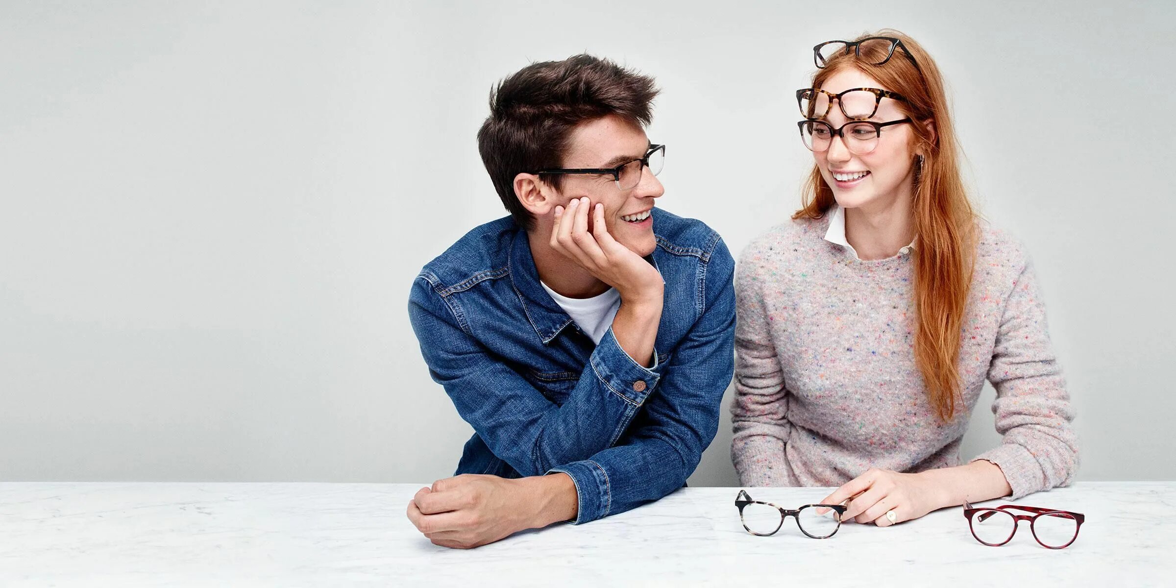 Мужчина и женщина в очках. Реклама очков для зрения. Молодежь в очках для зрения. Студенты в очках для зрения. Pair now